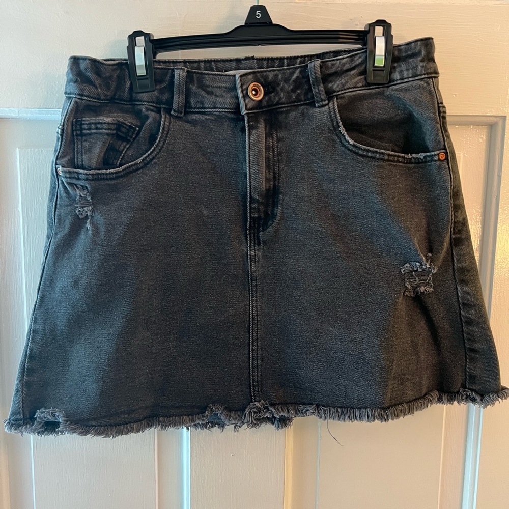 EUC Zara blackish-gray distressed, frayed hem jean skirt size 13-14